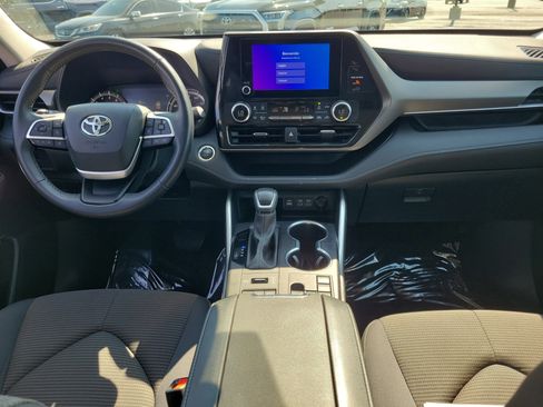 Used 2024 Toyota Highlander LE image 9