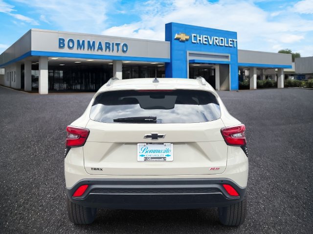New 2026 Chevrolet Trax RS w/ Sunroof Package FWD image 4