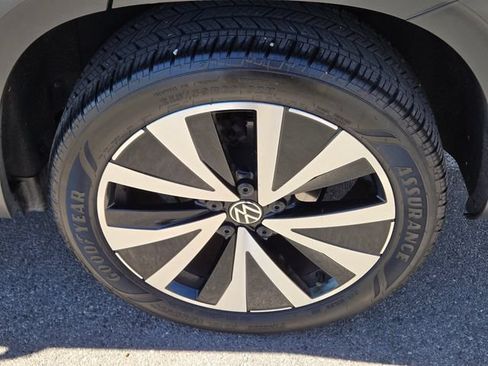 Used 2023 Volkswagen Taos SE w/ Panoramic Sunroof Package FWD image 11