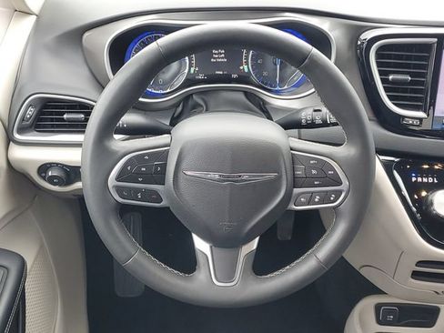 Used 2024 Chrysler Pacifica Touring-L FWD image 13