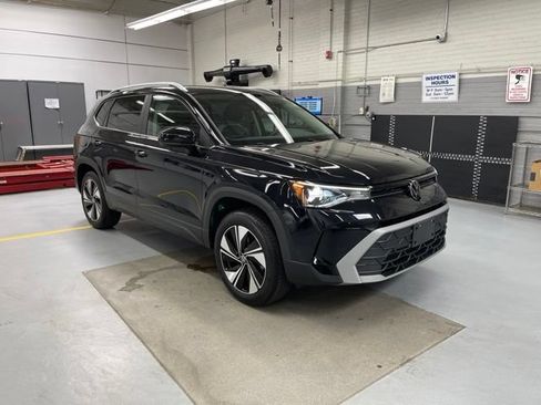 New 2025 Volkswagen Taos SE w/ Panoramic Sunroof Package AWD/4WD image 5