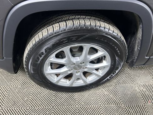 Used 2014 Jeep Cherokee Latitude w/ Cold Weather Group image 9