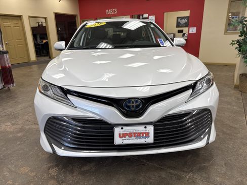 Used 2020 Toyota Camry XLE image 2