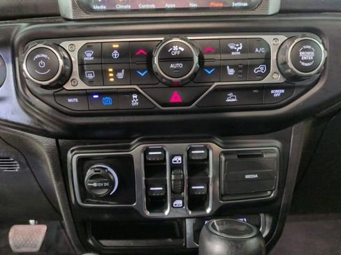 Used 2022 Jeep Wrangler Unlimited Sahara w/ Cold Weather Group AWD/4WD image 21