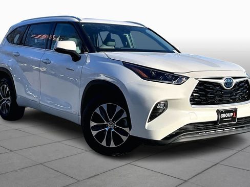 Used 2021 Toyota Highlander XLE image 2