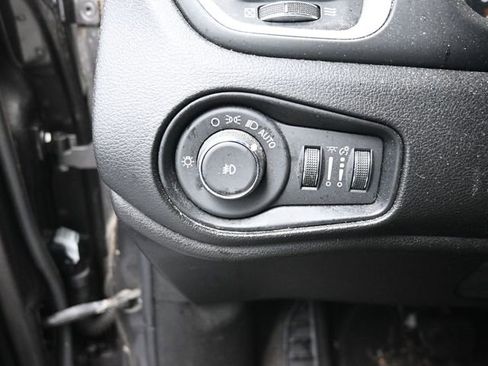 Used 2019 Jeep Renegade Latitude image 18
