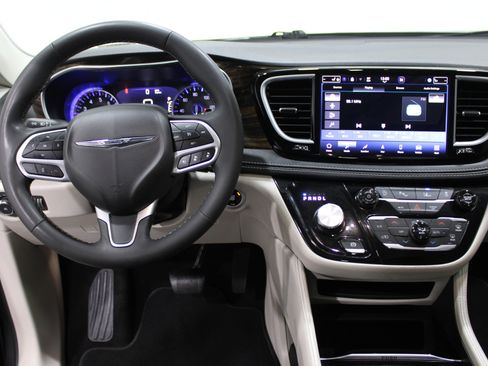 Used 2023 Chrysler Pacifica Limited image 2