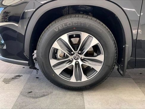 Used 2024 Toyota Highlander XLE FWD image 8
