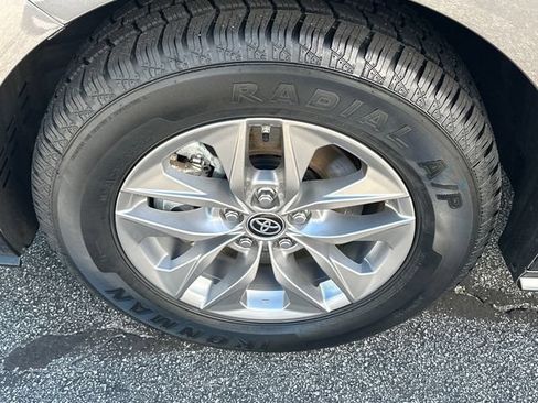 Used 2025 Toyota Sienna XLE FWD image 25