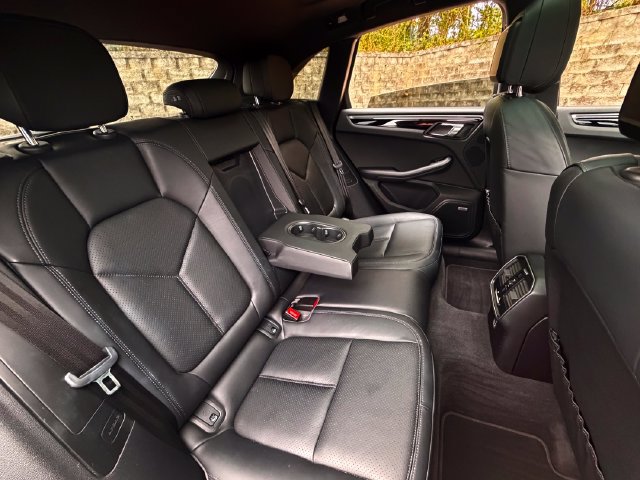 Used 2023 Porsche Macan AWD/4WD image 36