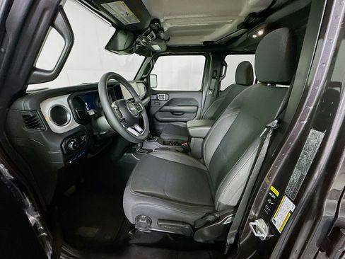 Used 2025 Jeep Wrangler Unlimited Sahara AWD/4WD image 13