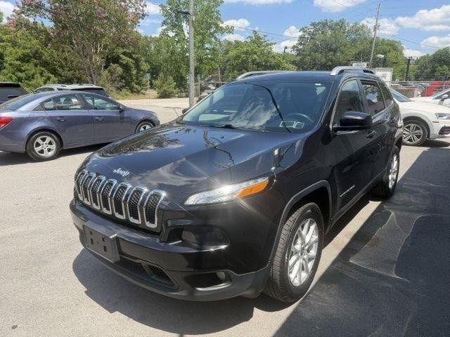 Used 2016 Jeep Cherokee Latitude w/ Cold Weather Group AWD/4WD image 2