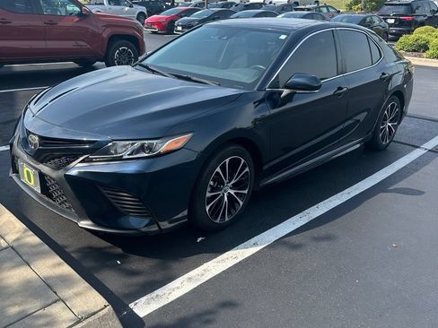 Used 2020 Toyota Camry SE w/ Convenience Package FWD image 2