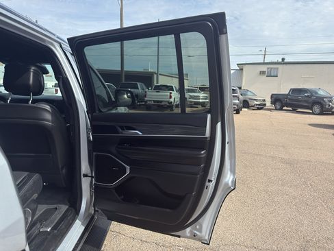 Used 2023 Jeep Wagoneer Series III w/ Preferred Equipment Group image 13