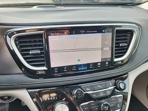 Used 2024 Chrysler Pacifica Select image 15