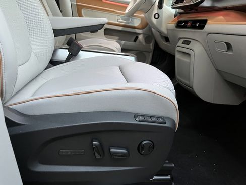 New 2025 Volkswagen ID. Buzz Pro S Plus image 9