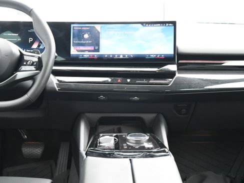 Used 2024 BMW 530i w/ Convenience Package image 32