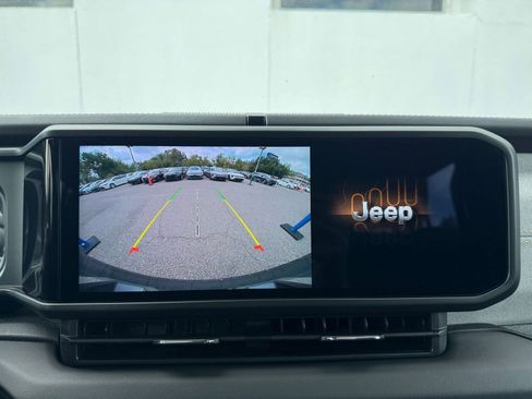 Used 2025 Jeep Wrangler Sahara image 17