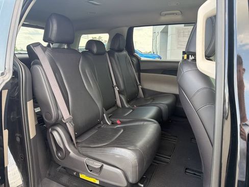 Used 2025 Kia Carnival FWD image 28