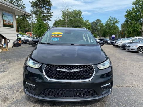 Used 2021 Chrysler Pacifica Touring-L FWD image 2