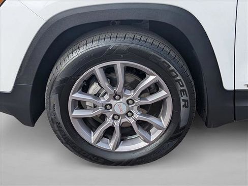 Used 2024 GMC Terrain SLT image 9