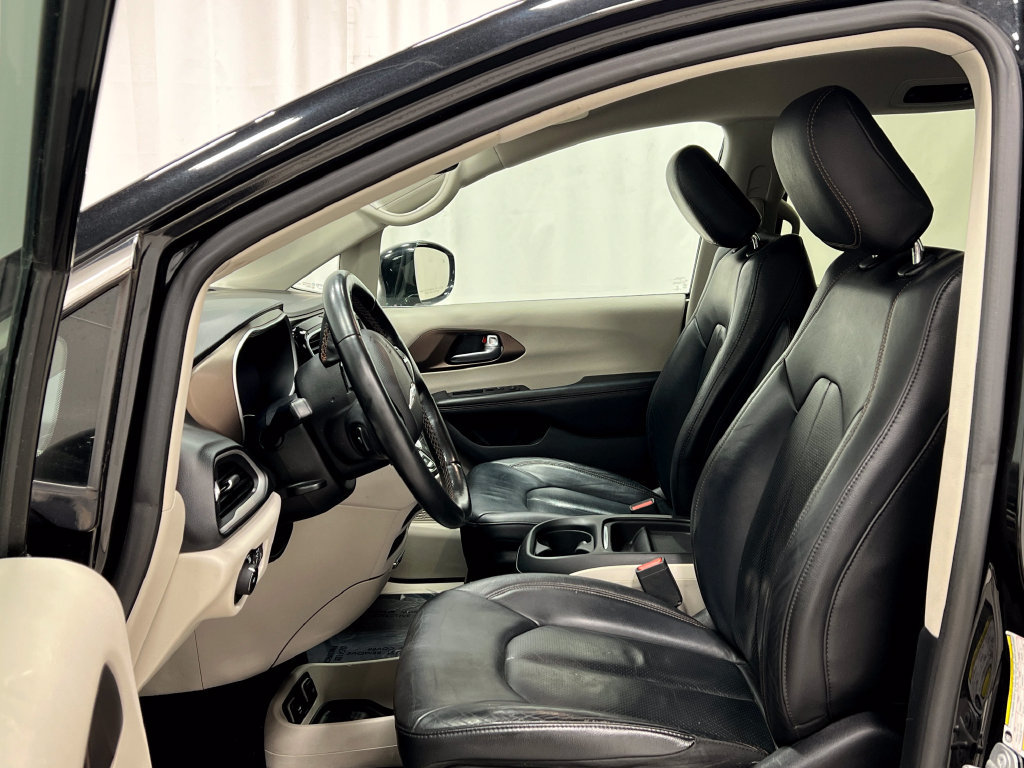 Used 2019 Chrysler Pacifica Touring-L FWD image 11