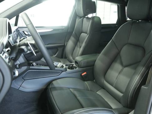 Certified 2025 Porsche Macan AWD/4WD image 5