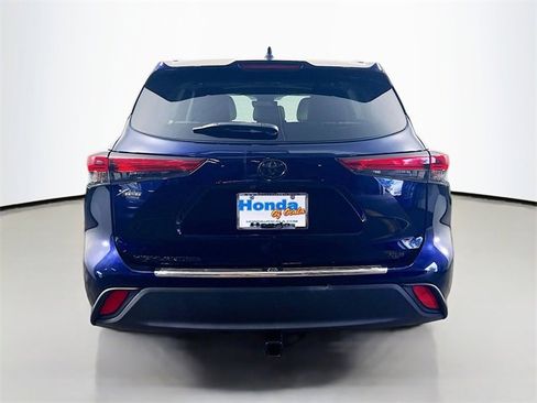 Used 2023 Toyota Highlander XLE image 8