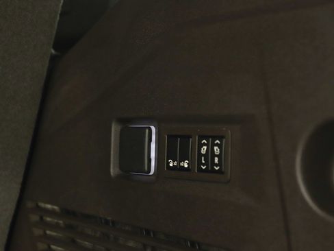 Used 2023 GMC Yukon SLT w/ SLT Premium Package image 21