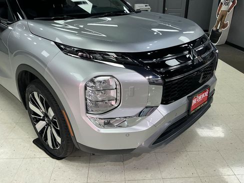 Used 2025 Mitsubishi Outlander AWD image 30