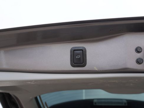 Used 2019 Toyota Highlander XLE image 16