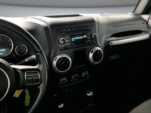 Used 2015 Jeep Wrangler Rubicon AWD/4WD image 9