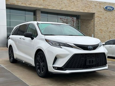 Used 2023 Toyota Sienna XSE image 18