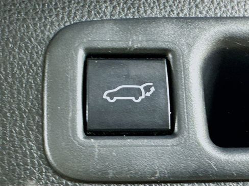 Used 2020 Toyota Highlander XLE FWD image 33