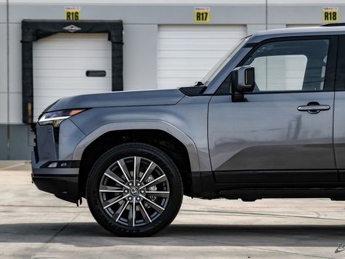 Used 2025 Lexus GX 550 w/ Accessory Package (Z1) image 8