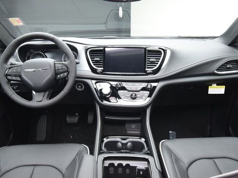 New 2026 Chrysler Pacifica Limited w/ S Appearance Package image 32