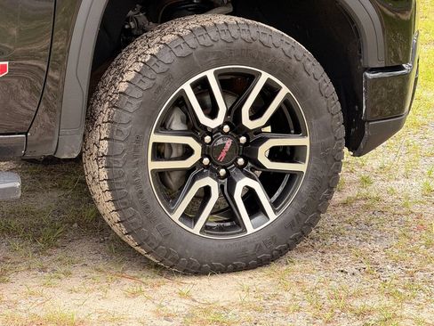 Used 2023 GMC Sierra 1500 AT4 w/ Technology Package AWD/4WD image 13