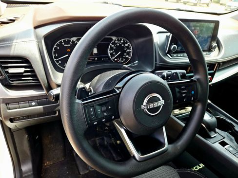 Used 2022 Nissan Rogue SV FWD image 9