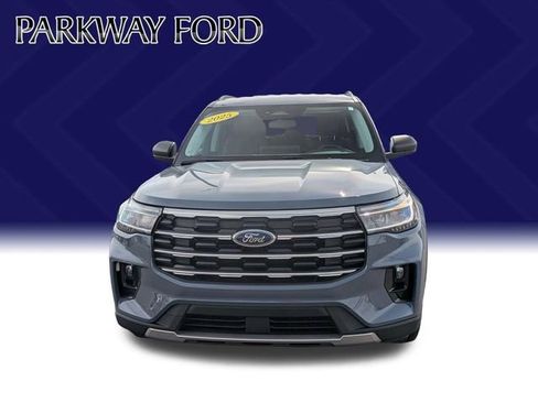 Used 2025 Ford Explorer Active w/ Active Comfort Package image 2