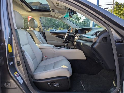 Used 2013 Lexus LS 460 AWD w/ Comfort Pkg image 32