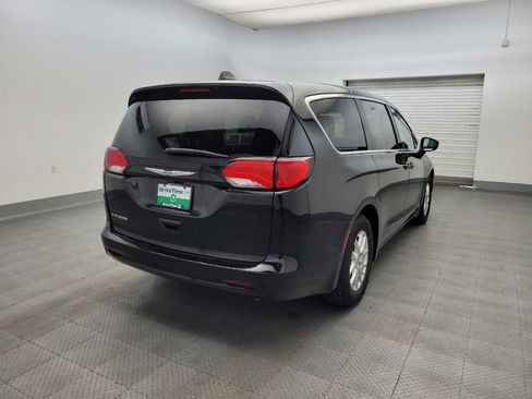 Used 2023 Chrysler Voyager LX FWD image 9