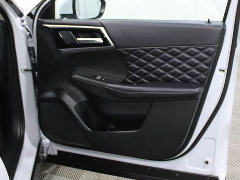 Used 2024 Mitsubishi Outlander SEL image 36