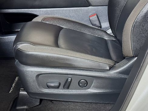 Used 2025 Nissan Pathfinder SL FWD image 18