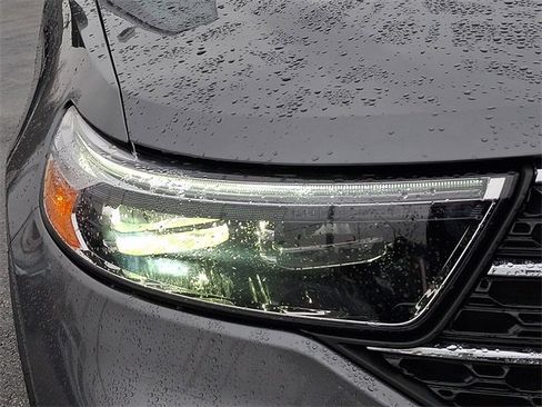 Used 2022 Ford Explorer XLT w/ Equipment Group 202A image 9