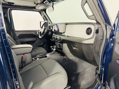 Used 2025 Jeep Gladiator Nighthawk image 27