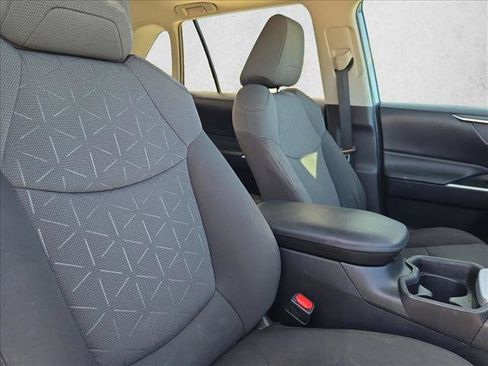 Used 2021 Toyota RAV4 XLE w/ Convenience Package FWD image 17