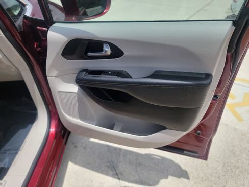 Used 2020 Chrysler Pacifica Limited FWD image 13