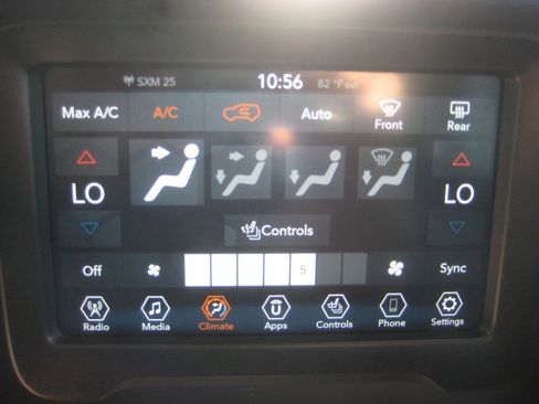 Used 2019 Jeep Renegade Latitude w/ Cold Weather Group image 20