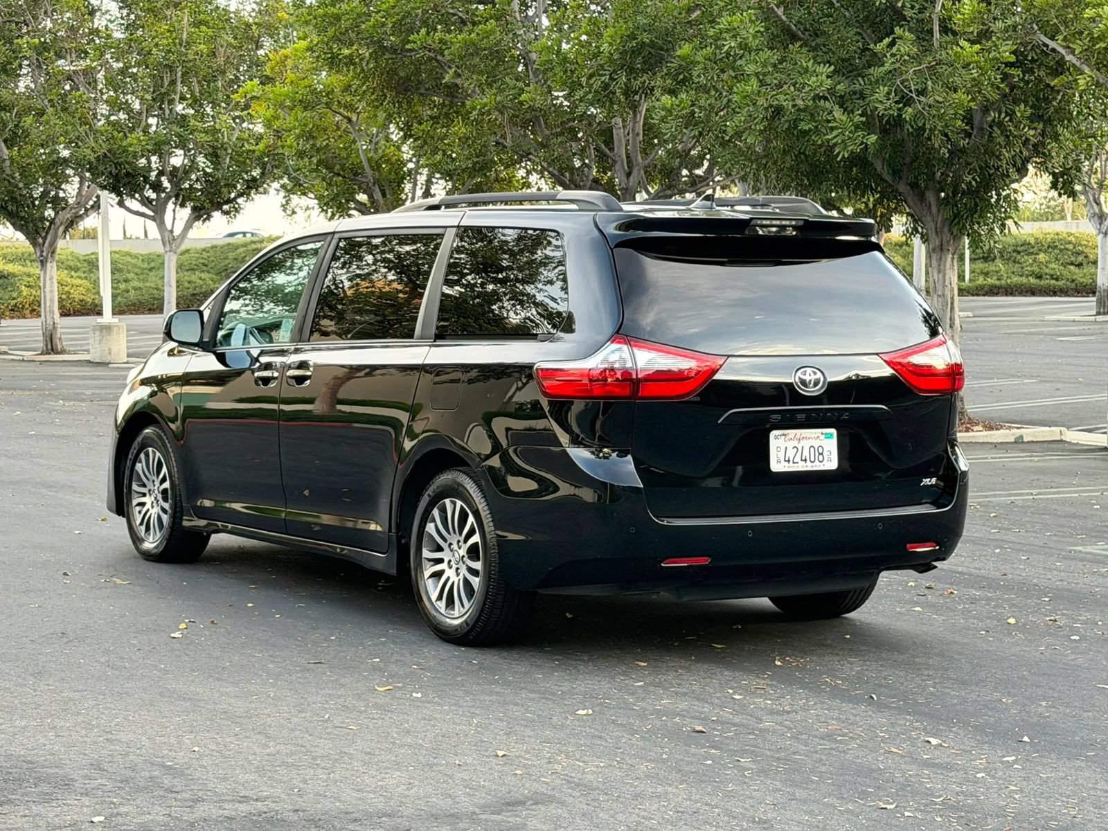 Used 2020 Toyota Sienna XLE w/ XLE Navigation Package FWD image 6