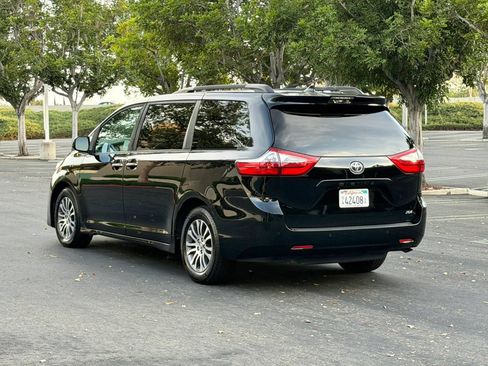 Used 2020 Toyota Sienna XLE w/ XLE Navigation Package FWD image 6